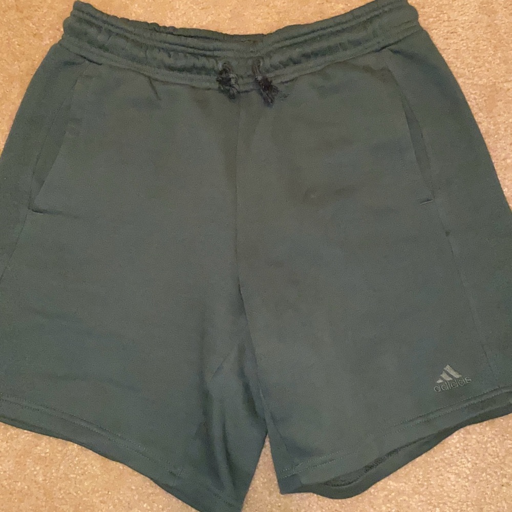 UNISEX GREEN ADIDAS ALL SZN KNEE LENGTH SHORTS SIZE S PERFECT FOR ALL-SEASON